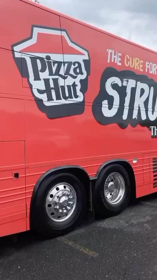 Pizza Hutのインスタグラム：「Come thru… ✅ Pizza ✅ Relaxation station  ✅ The cure for the common struggle  #PizzaHutStruggleBus」