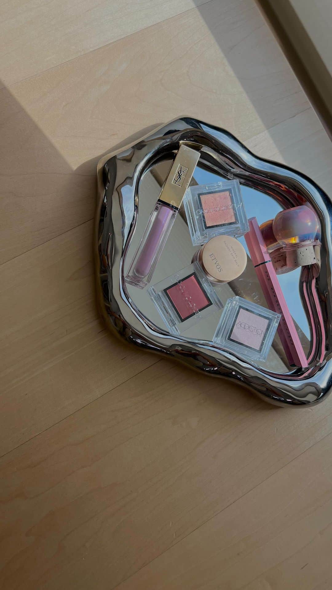 三苫愛のインスタグラム：「@addictionbeauty_official @uzu_byflowfushi @kindredblack @etvos.jp @yslbeauty」