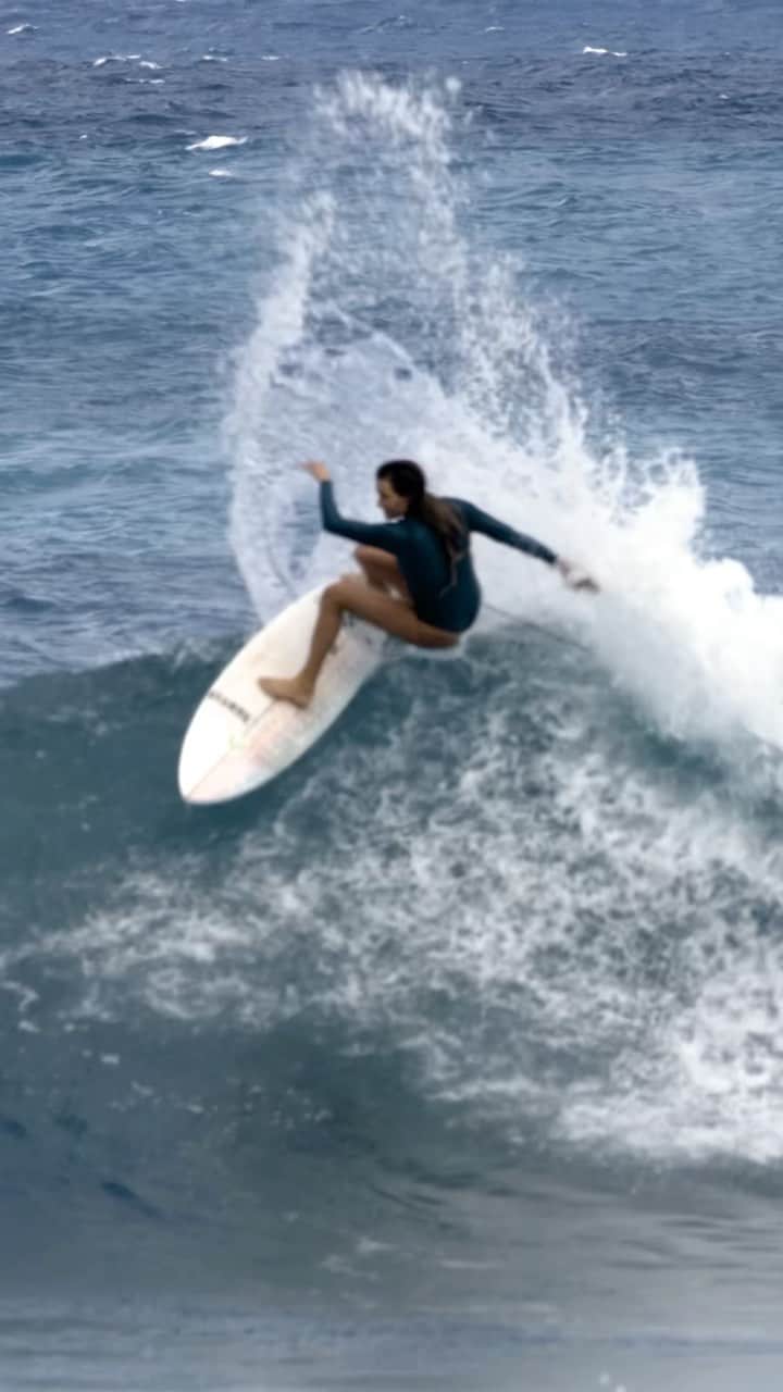 アラナ・ブランチャードのインスタグラム：「A few waves from the other day. Life still feels a little hectic so being able to surf was really nice. Still waiting for that feeling where everything feels like it’s flowing but for now we are just doing our best. Jack leaves again for a week tomorrow so wish me luck haha i got this😁」