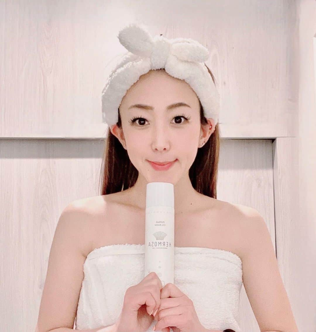 村主章枝さんのインスタグラム写真 - (村主章枝Instagram)「This is CO2 mousse serum called “CO2 Bootist” My Japanese physiotherapist recommend this product for skin care.  This has moisturizing power and don't need for rinsing off after you use so very convenient.and so nice to whitening effect included. I can't wait to use this!!!  これは「CO2ブーティスト」と呼ばれる泡泡炭酸パックです。日本のトレーナー、吉田先生もこの製品をスキンケアに勧めています。    保湿力があり、使用後の洗い流しが不要で、美白効果も抜群です。効果が楽しみです！ #hermosa #skincare  #whitening  #moisturizing  #炭酸パック #美白ケア  #美容グッズ紹介」4月3日 7時02分 - fumie.suguri