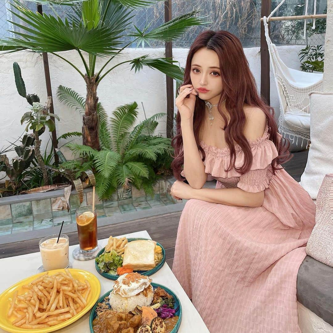 桜井莉菜さんのインスタグラム写真 - (桜井莉菜Instagram)「【 @andtcafe 】でランチ🍽💕 ペットと一緒にご飯が食べれるめちゃめちゃ素敵なお店だった🙈🌸 ご飯もボリューミーで映えるしめちゃめちゃ美味しかったぁ😍❤️ ハンモックで他のお客さんが わんちゃん達を撮っててめちゃめちゃ可愛かったな🐶🐶💗 お洋服は【 @riina_couture 】で明日発売のワンピース🌸 肩上げてもオフショルにも出来る優れものでオススメ過ぎる💜  #表参道#表参道ご飯#表参道ランチ#表参道カフェ#神宮前#ワンピース#2way」4月3日 13時02分 - rina__sakurai