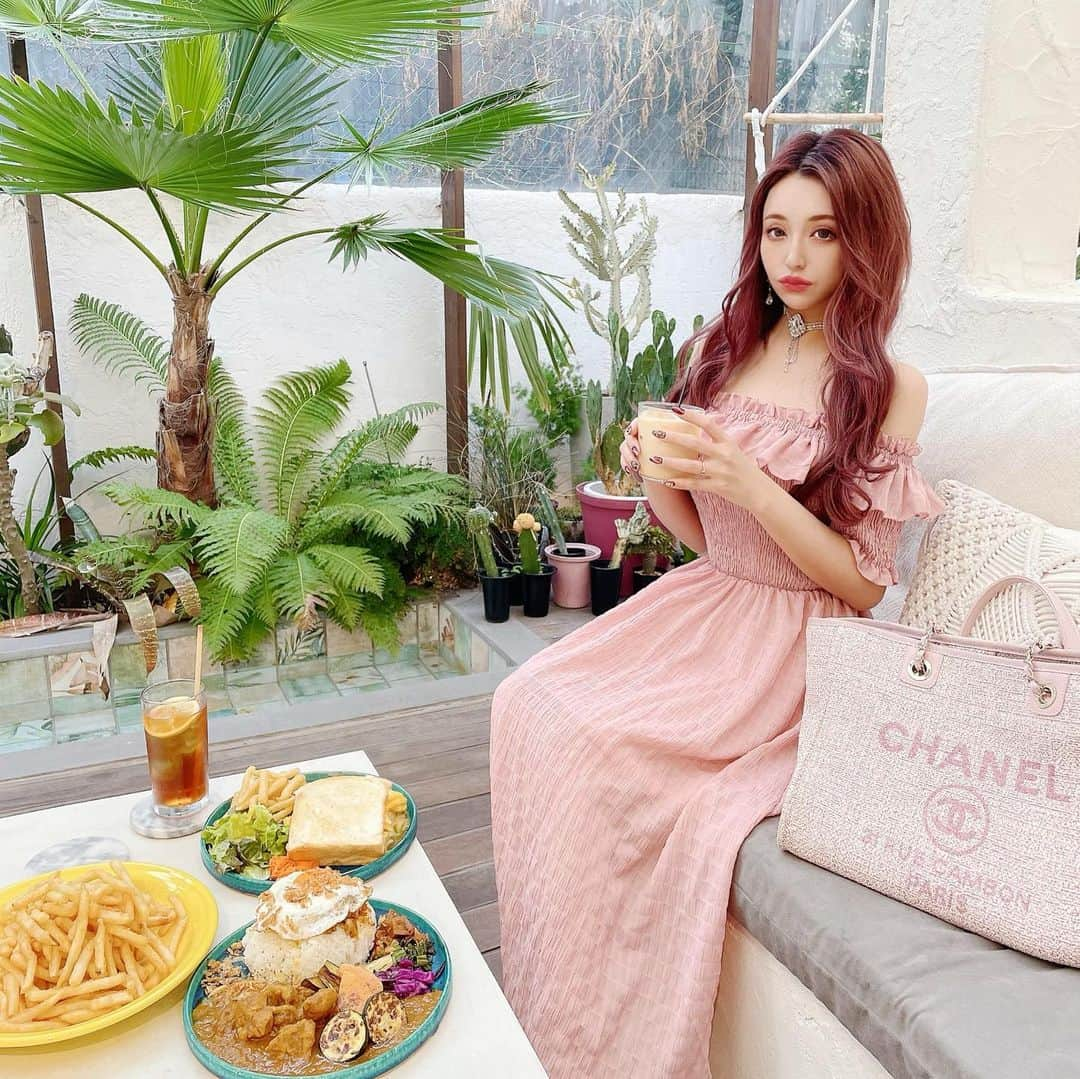 桜井莉菜さんのインスタグラム写真 - (桜井莉菜Instagram)「【 @andtcafe 】でランチ🍽💕 ペットと一緒にご飯が食べれるめちゃめちゃ素敵なお店だった🙈🌸 ご飯もボリューミーで映えるしめちゃめちゃ美味しかったぁ😍❤️ ハンモックで他のお客さんが わんちゃん達を撮っててめちゃめちゃ可愛かったな🐶🐶💗 お洋服は【 @riina_couture 】で明日発売のワンピース🌸 肩上げてもオフショルにも出来る優れものでオススメ過ぎる💜  #表参道#表参道ご飯#表参道ランチ#表参道カフェ#神宮前#ワンピース#2way」4月3日 13時02分 - rina__sakurai