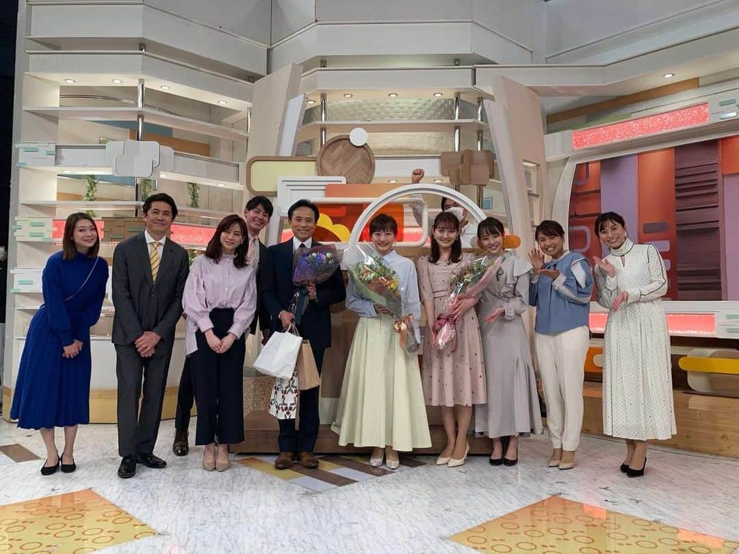 のインスタグラム：「金曜日最後にスタジオで撮影しました🌸 平野早矢香さんと新井恵理那ちゃんの涙に堪えていた涙が溢れ出ました🥲 これまで本当にありがとうございました🤍でもお別れではなく、これからも宜しくお願いします♪ また明日からは新しいメンバーでスタートする『グッド!モーニング』ぜひご覧ください☀️  私は月曜日と木曜日『大下容子ワイド!スクランブル』に出演することになりました🎤明日から見て頂けたら嬉しいです☀️   #ありがとうございました #明日から新体制 @good_morning_ex   #大下容子ワイドスクランブル @wide_scramble  #宜しくお願い致します  #島本真衣」