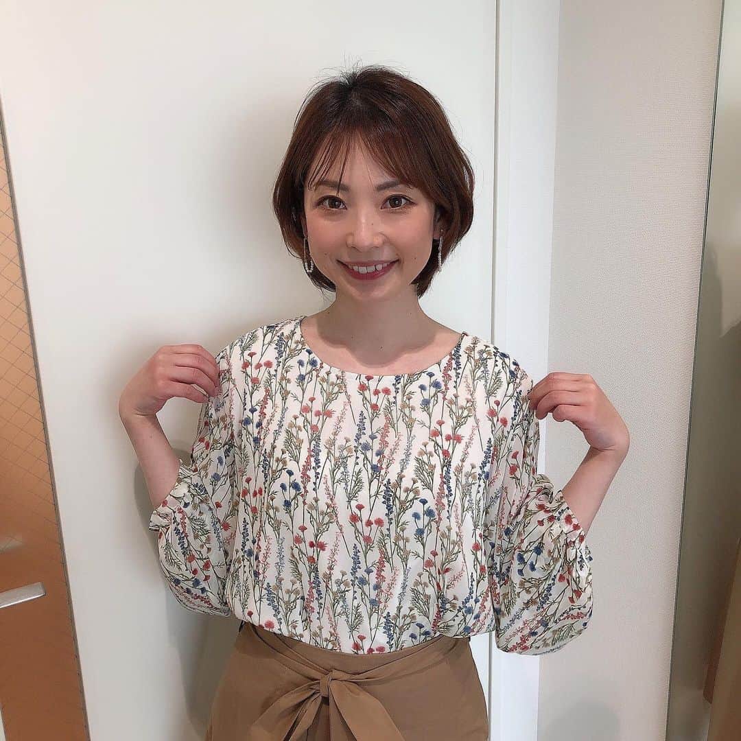 奈良岡希実子のインスタグラム：「ミヤネ屋の衣装です☺️ 衣装も春😊 大阪で綺麗な桜も見られました🌸🤗 #ミヤネ屋 #気象予報士 #衣装 #aries_official_acct さん」