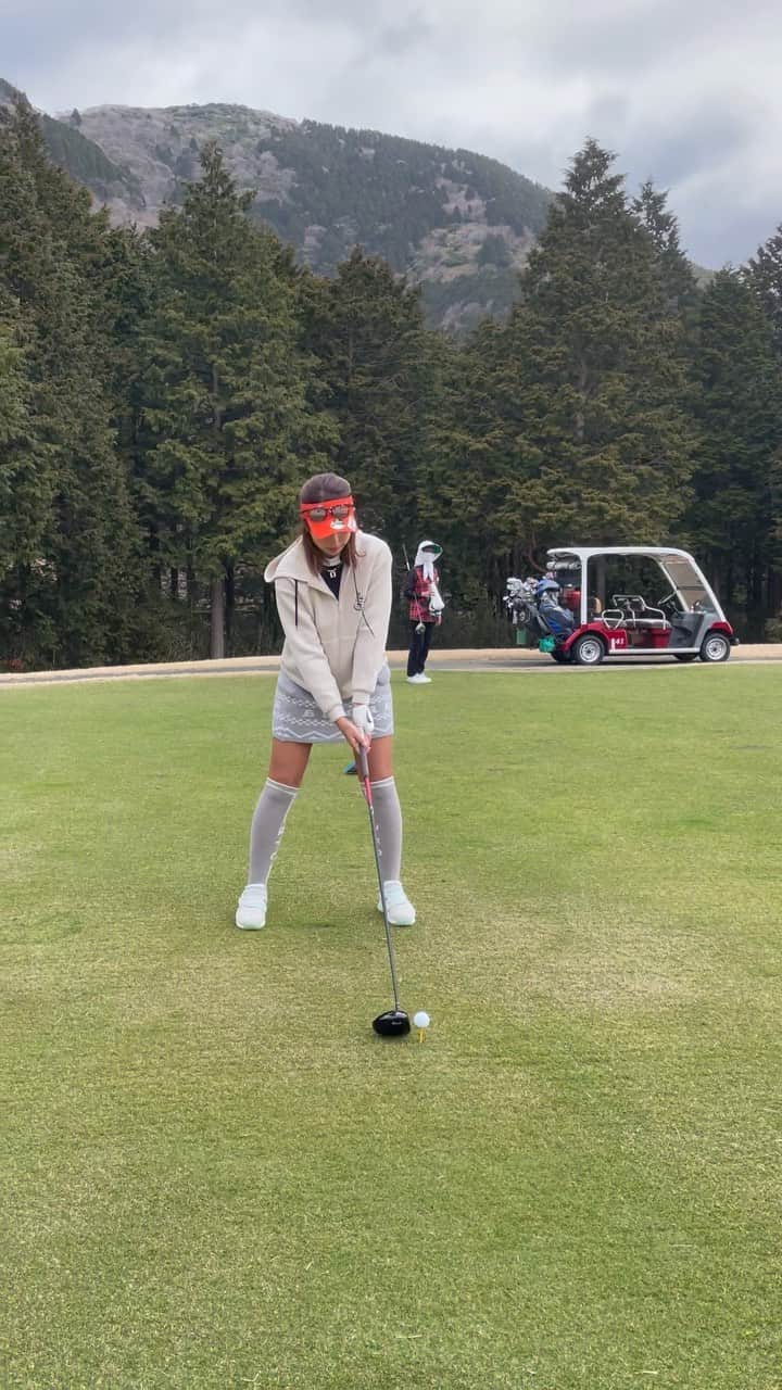 原田怜奈のインスタグラム：「おはようございます☀️ 大箱根で花粉症と 戦いながらラウンドした 思い出の動画です😙  毎日意識すれば スイングは少しずつ 変わることが分かりました😙  最初はスコアや 球の綺麗さとかは 求めないことが 大切です☺️✨✨ . . . . #スイング改造 #バイザー治すの癖です #golf」