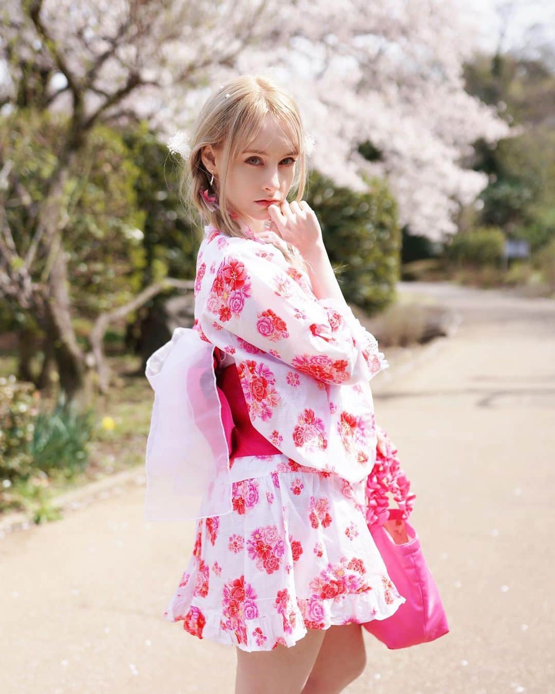 ジェマ・ルイーズのインスタグラム：「おはよう🌸 Good Morning #桜 #さくら #浴衣 #浴衣女子 #花見 #モデル #グラビア #春 #sakura #hanami #japan #yukata #spring #cherryblossom #桜田通 #🌸」