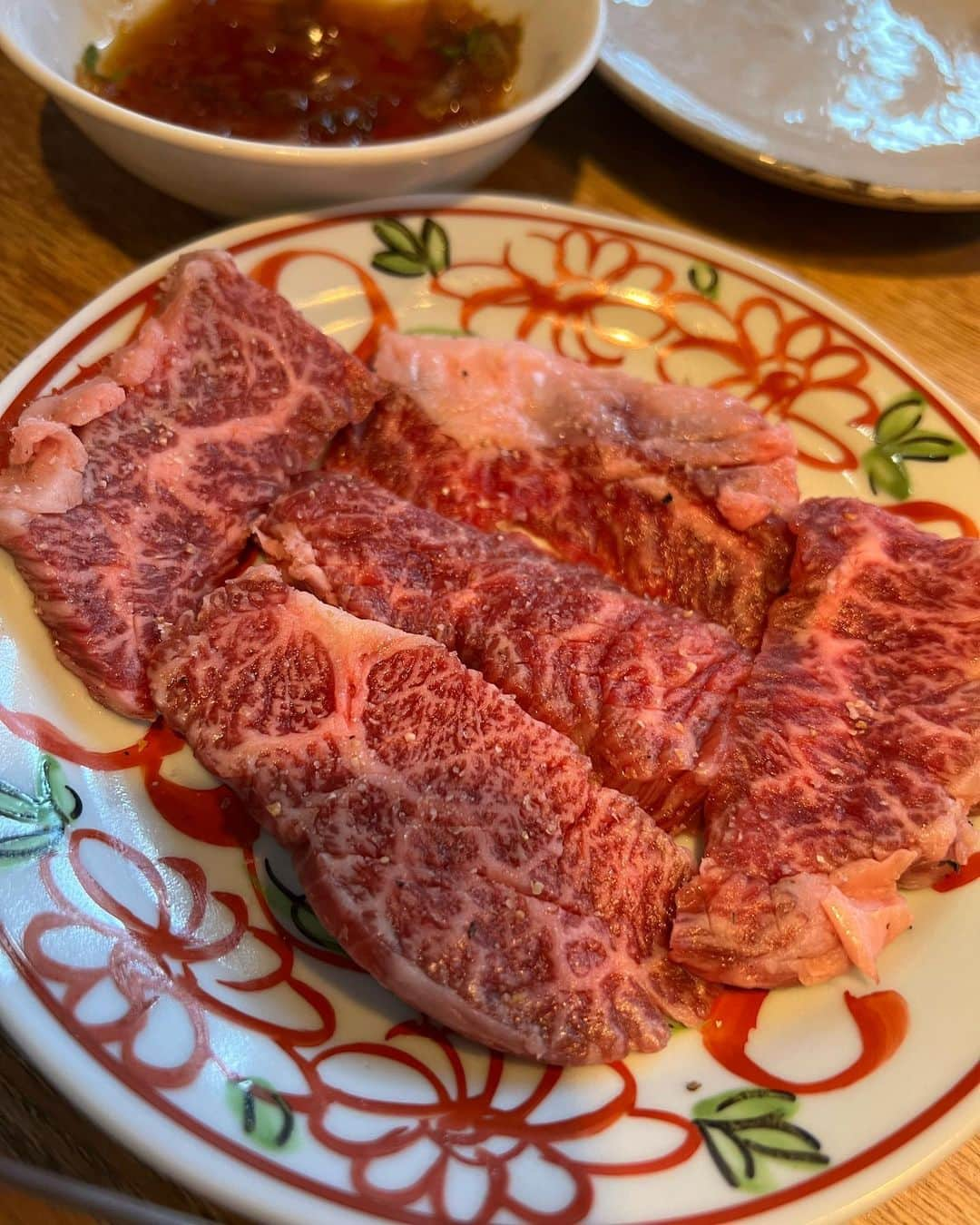 甘糟記子さんのインスタグラム写真 - (甘糟記子Instagram)「石垣島4日目の夕飯は、おときちへ！！  ここも気になっていたお店で初！！  もずく酢や、稲庭うどんとか、じゅーしーとか、他の焼肉屋さんとは違ったラインナップもあり、連日焼肉屋なのでいいクッション\(//∇//)\  しかも美味しい！  私はハラミが好きなので、色んな味で楽しめて最高でした！ 息子殿は特にニンニクにハマってたな〜（笑）  あと自家製の生キムチもシャキシャキで、見た目と違って全然辛くなくてご飯に合う感じ(๑>◡<๑)  コスパも良く、ここもリピートしたいお店入りですな╰(*´︶`*)╯♡  毎日石垣牛が食べれて幸せじゃ〜\(//∇//)\  #甘糟旅行石垣島 #甘糟旅行#家族旅行#春休み#肉好き#焼肉屋#石垣牛#八重山ホルモンおときち#おときち#ハラミ」4月3日 9時11分 - norihey924