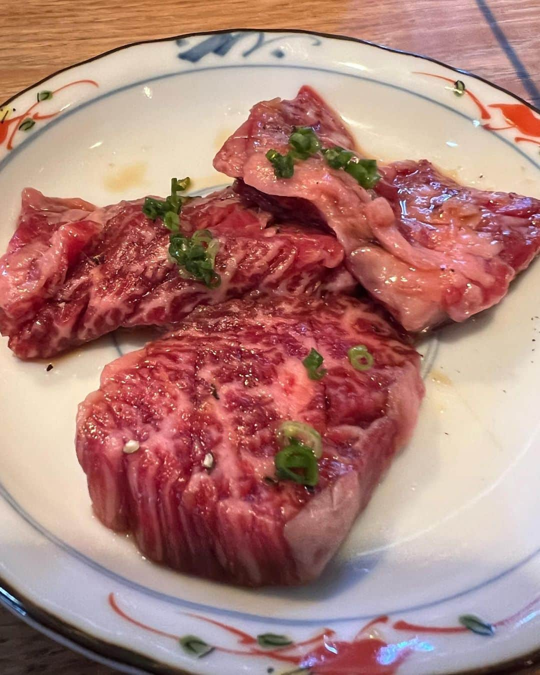 甘糟記子さんのインスタグラム写真 - (甘糟記子Instagram)「石垣島4日目の夕飯は、おときちへ！！  ここも気になっていたお店で初！！  もずく酢や、稲庭うどんとか、じゅーしーとか、他の焼肉屋さんとは違ったラインナップもあり、連日焼肉屋なのでいいクッション\(//∇//)\  しかも美味しい！  私はハラミが好きなので、色んな味で楽しめて最高でした！ 息子殿は特にニンニクにハマってたな〜（笑）  あと自家製の生キムチもシャキシャキで、見た目と違って全然辛くなくてご飯に合う感じ(๑>◡<๑)  コスパも良く、ここもリピートしたいお店入りですな╰(*´︶`*)╯♡  毎日石垣牛が食べれて幸せじゃ〜\(//∇//)\  #甘糟旅行石垣島 #甘糟旅行#家族旅行#春休み#肉好き#焼肉屋#石垣牛#八重山ホルモンおときち#おときち#ハラミ」4月3日 9時11分 - norihey924