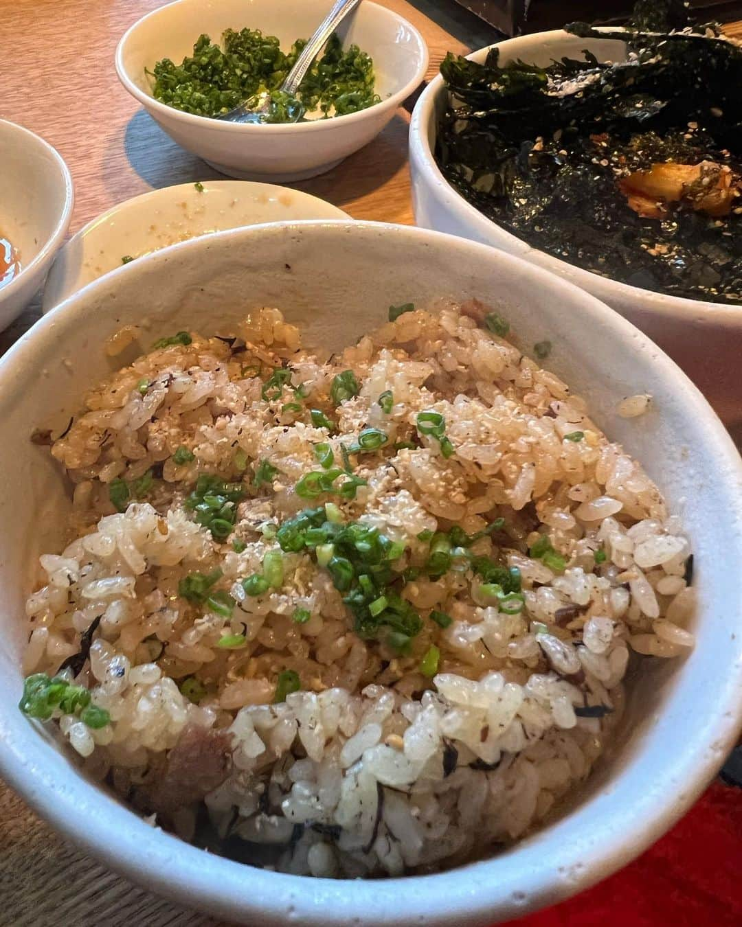 甘糟記子さんのインスタグラム写真 - (甘糟記子Instagram)「石垣島4日目の夕飯は、おときちへ！！  ここも気になっていたお店で初！！  もずく酢や、稲庭うどんとか、じゅーしーとか、他の焼肉屋さんとは違ったラインナップもあり、連日焼肉屋なのでいいクッション\(//∇//)\  しかも美味しい！  私はハラミが好きなので、色んな味で楽しめて最高でした！ 息子殿は特にニンニクにハマってたな〜（笑）  あと自家製の生キムチもシャキシャキで、見た目と違って全然辛くなくてご飯に合う感じ(๑>◡<๑)  コスパも良く、ここもリピートしたいお店入りですな╰(*´︶`*)╯♡  毎日石垣牛が食べれて幸せじゃ〜\(//∇//)\  #甘糟旅行石垣島 #甘糟旅行#家族旅行#春休み#肉好き#焼肉屋#石垣牛#八重山ホルモンおときち#おときち#ハラミ」4月3日 9時11分 - norihey924