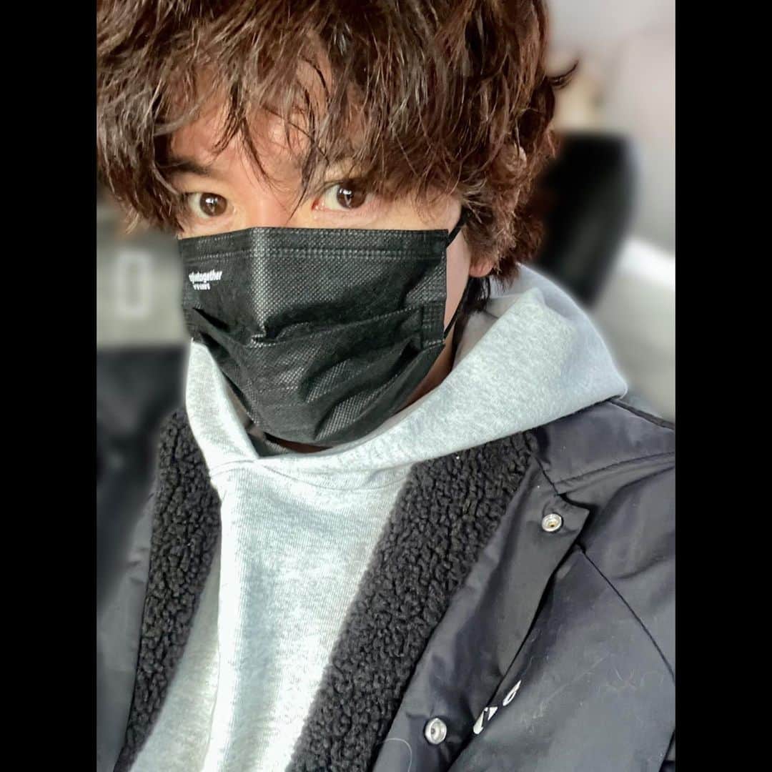 木村拓哉さんのインスタグラム写真 - (木村拓哉Instagram)「⁡ ⁡ ⁡ 「雨ですね…。 でも、今日も何とか出来る撮影に向かいます‼︎ フルーツヨーグルトパワーもしっかり充填したので、バッチリです！」  PEACE‼︎ ⁡ STAYSAFE! ⁡ 拓哉 #木村拓哉#TakuyaKimura」4月3日 9時46分 - takuya.kimura_tak