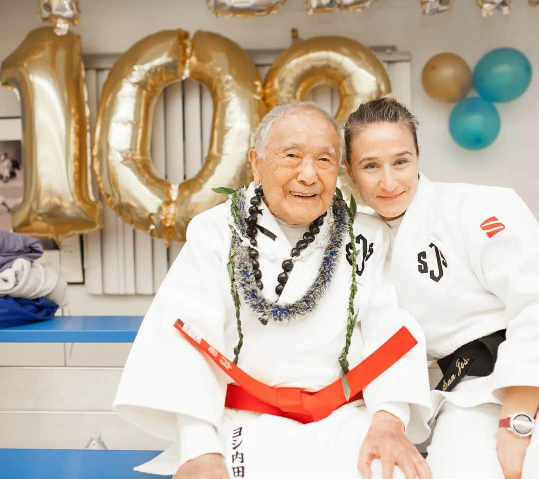 マルティ・マロイさんのインスタグラム写真 - (マルティ・マロイInstagram)「I met Coach Uchida when he was 85-years-old. Little did I know I would get to celebrate 17 birthdays with him. ☺️🥰💙💛🎉 Happiest 102nd birthday to this living #legend and my mentor and friend! 🙏👏👏🥳 . 📸: @arikdao」4月3日 10時35分 - martidamus