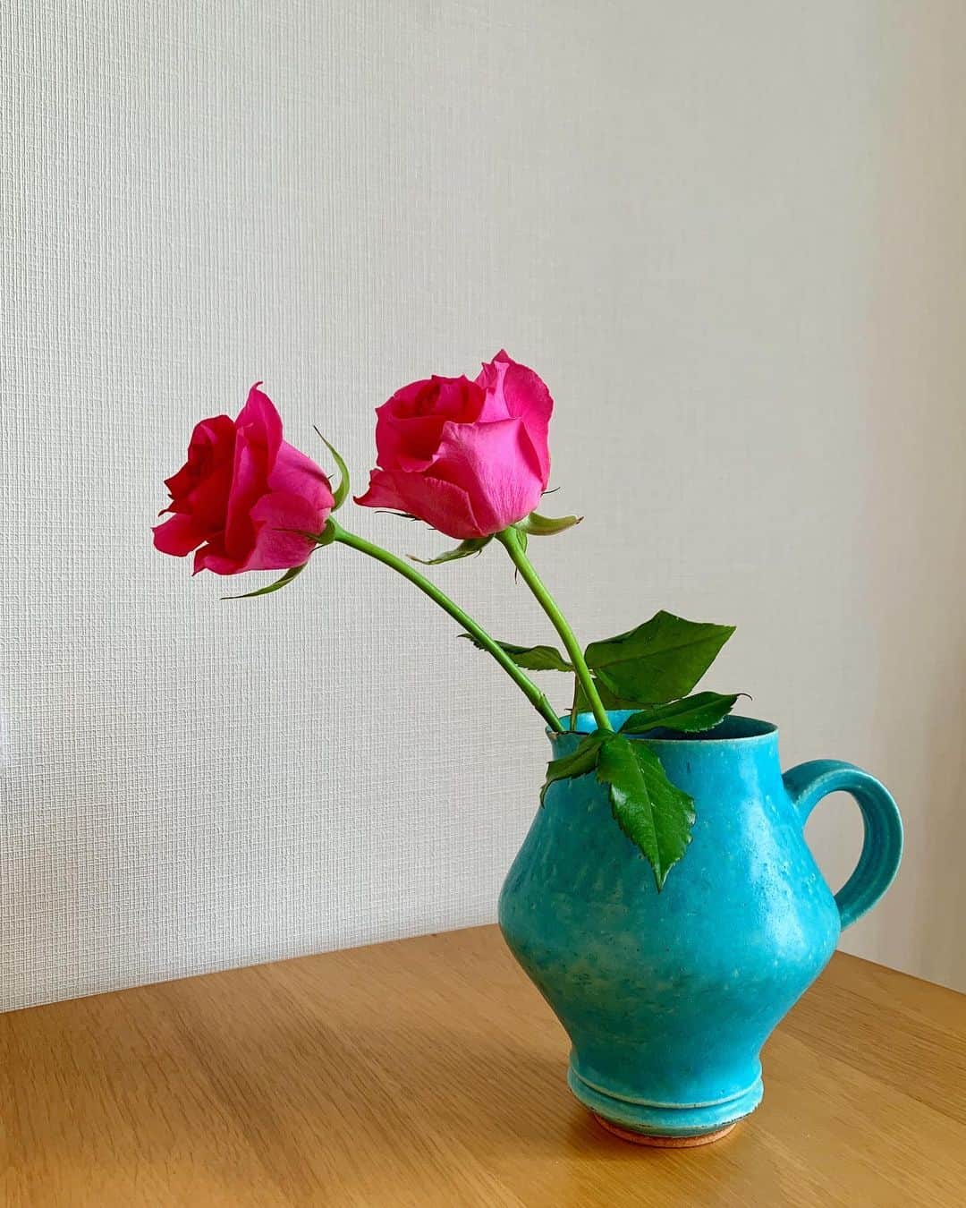 森絵里香さんのインスタグラム写真 - (森絵里香Instagram)「. Pink × Turquoise Blue  好きな組み合わせ  突然のプレゼント、嬉しかったな お花って見てるだけで元気が出る☺️  . #🌹」4月3日 10時38分 - morierika0502