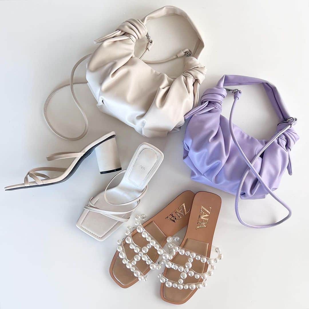 mario_dozonoのインスタグラム：「* 💜🤍👡 オール @zara 購入品❤︎ * 今季のZARAの春アイテムはツボなものが多くて。 バッグは淡いカラーとデザインが気に入って2色買い✌️✨ * サンダルはカジュアルにデニムスタイルに合わせる予定🥰 * またこれからちょこちょこコーデに登場させます💕 * * bag & sandals… @zara white bag (6833/810) purple bag (6837/910) pearl sandals (2621/710) white sandals (1307/710) * * * #shopping #zara #zarawoman #zara購入品 #ザラ購入品 #ザラジョ #ザラコーデ #ザラバッグ #春物コーデ #春先取り #春小物 #春先取りコーデ #アラフォーママコーデ #30代コーデ #大人シンプルコーデ #プチプラ高見え #プチプラ高見えコーデ #高見えアイテム #高見えバッグ #サンダルコーデ #ザラサンダル #トレンドコーデ #プチプラファッション #淡色コーデ #淡色 #淡色女子コーデ」