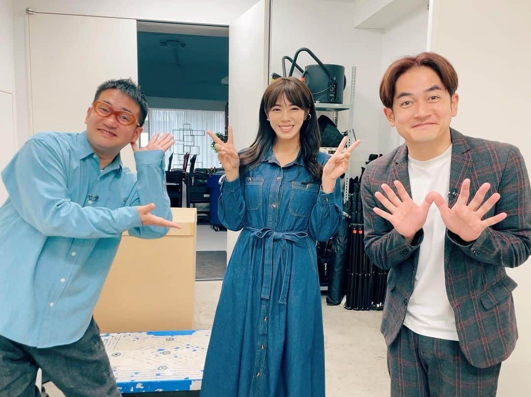 わちみなみのインスタグラム：「⁡ nobrocktvで、 ドッキリを仕掛けていただきました😭 すごく光栄です。。  https://youtu.be/tAvxSmypOKg  ⁡ ゴッドタン大好きな大学生だったので 佐久間さんのこと好きで 偶然本屋さんで見かけた時は何の本を呼んでいるのかじっと見てしまった過去がありますが 当然恥ずかしくて言えませんでした🥲笑 ⁡ そしてようやくなすなかにしさんに お会いできました😭✨ ⁡ お会いできない時間が増えた分 嬉しさ100倍で声を失いました笑 ⁡ ニシダさん本当にすみませんな気持ちでいっぱいです笑🙇🏼‍♀️✨ ⁡ 是非ご覧ください🌸✨ ⁡ ⁡ #トレーディングカード #わちみなみ ⁡ 4月9日2ndトレカ発売 予約受付中です https://horipro-shop.com/products/detail/999  衣装は @saaageboutique  #nobrocktv」