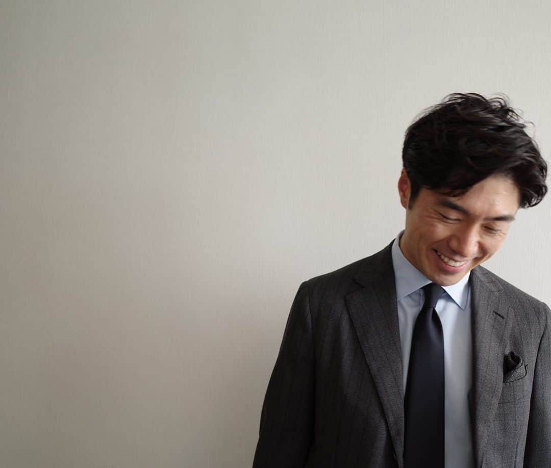 のインスタグラム：「. 好きな色合わせ  #スーツスタイル #メンズファッション」