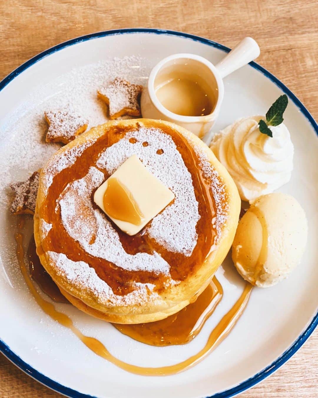石原あつ美のインスタグラム：「＊ ・時差投稿・ ずっと行ってみたかったパンケーキ屋さんへ🥞✨ シンプルなものとバナナキャラメリゼを頼んでシェア。 フワっフワ！軽くて口に入れたならばシュワ！っと溶ける食感は私好みでめちゃ美味しかった🤤💕  息子くんはこの日初パンケーキデビュー♫ 写真を撮ってると待ちきれず触りに行ったもんだから ３本の指の形がついてしまった…笑 こうやって見ると指ちっさ！！😂  最近は一緒に色んなものを食べれるようになってきたので 外出もなかなか楽しい♫  この頃はカレーや揚げ物などが特に好きらしい。 後は果物全般🍓🍌🍊🍎 お野菜🥬も同じだけ食べてくれたら嬉しいなぁ〜😩  #育児 #育児日記 #1歳6ヶ月#男の子ママ  #mamlife #myson #パンケーキ#パンケーキ部#pankakes」