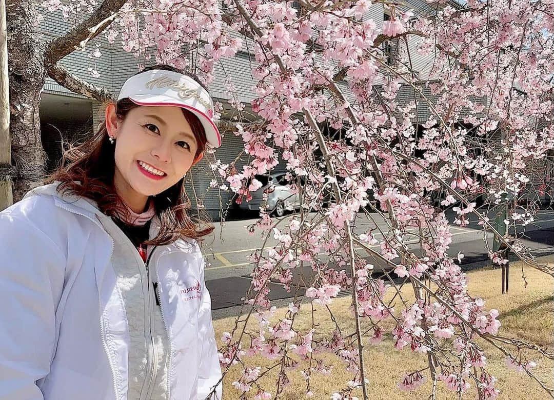 徳原恵梨さんのインスタグラム写真 - (徳原恵梨Instagram)「4/1🌸 #スタジオアリスジュニアカップ スタートアナウンスをさせていただきました😊🎤💕 ⁡ 小学生ゴルファーの全国大会🔥 嵐のような強風が吹き荒れる中、キレキレのショットの連続に感動しました！🏌️‍♀️🏌️‍♂️✨✨ ⁡ 私は女子のスタートホール担当だったのですが、みんなクラブを持った瞬間プロのような表情！堂々としたプレー姿がとてもかっこよかったです❣️🏌️‍♀️🏌️‍♀️ この大会の中から未来のプロゴルファーが誕生していくんでしょうね✨🌈✨ ⁡ 同じ事務所の先輩、中倉さんと今年もご一緒できて嬉しかったです🥺💓 ⁡ ⁡ ⁡ #スタジオアリス #ジュニアゴルフ #ゴルフ大会 #スタートアナウンス #アナウンス #桜 #パーゴルフ #ゴルフ #ゴルフ場 #golf #ゴルフ女子 #女子ゴルフ #ゴルフ男子 #ゴルファー #ゴルフ大好き #ゴルフ大好き女子 #ゴルファー #花屋敷ゴルフ倶楽部よかわコース  #花屋敷ゴルフ倶楽部  #スタジオアリス女子オープン  #徳原恵梨」4月3日 21時07分 - elly_0216