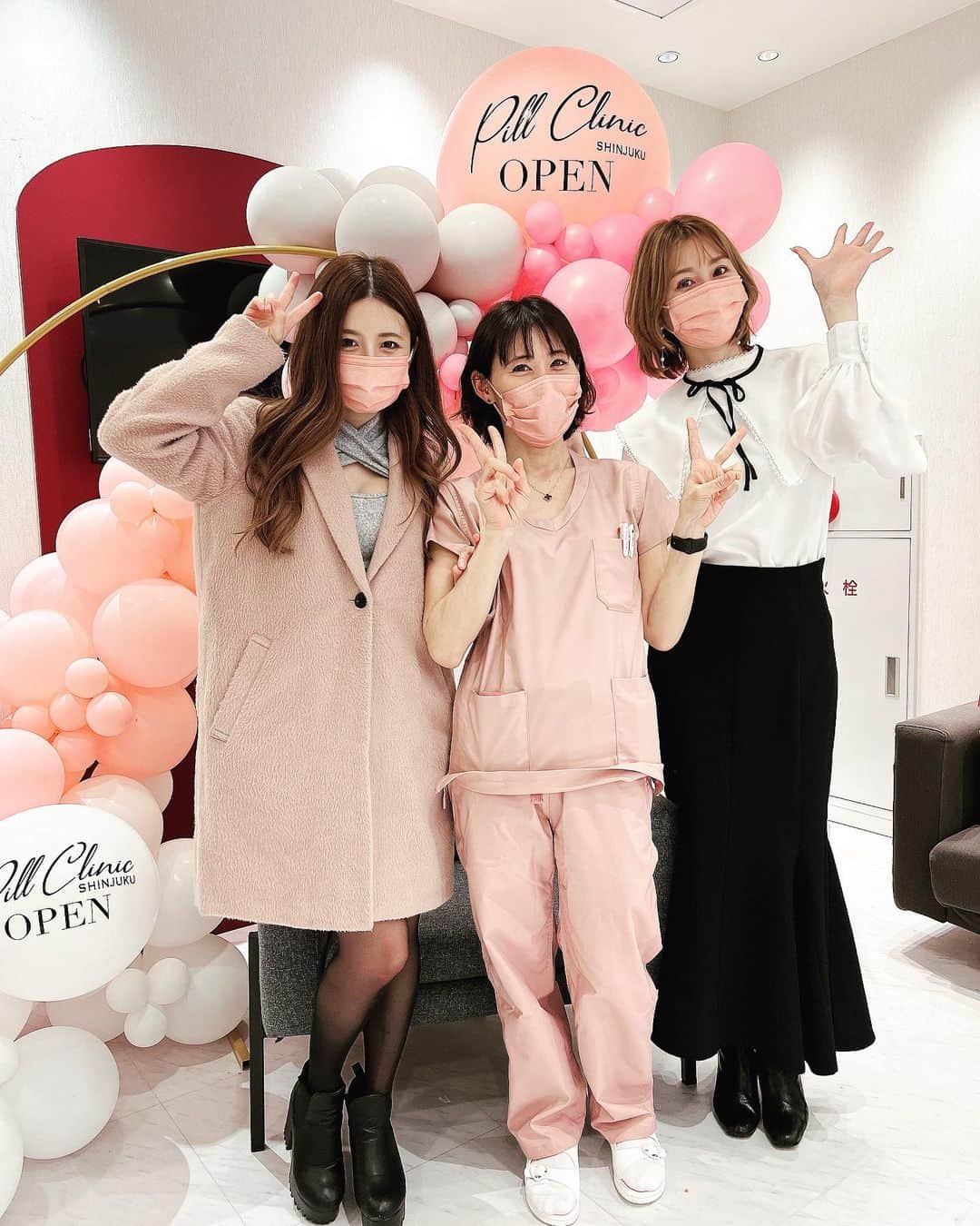 辰巳ゆいのインスタグラム：「今日は、くりりんに誘われて 4月3日にオープンする #pillclinic さんへ行ってきました💕 ピンクいっぱいで可愛かった💓 女医さんなので、女性のお悩みはやっぱりしやすいです♡ 普段から婦人科は、女医さんのところにいっちゅうもんなー笑 しかも、宮本先生はとっても気さくで優しい方でした♡ たまに怖い先生いるけど、相談しずらくなっちゃうので、気さくで優しい先生だと安心もできて、嬉しいよねー♪  今度、〇〇の施術をしてもらうんだっ❤️ 初めての施術だからドキドキわくわく😍 楽しみです♪  そして、スタッフさんもキレイな方ばかりで❤️ かわいい❤️かわいい❤️ってなってました🤫  今日は、楽しかったですー♪ ありがとうございました😊」