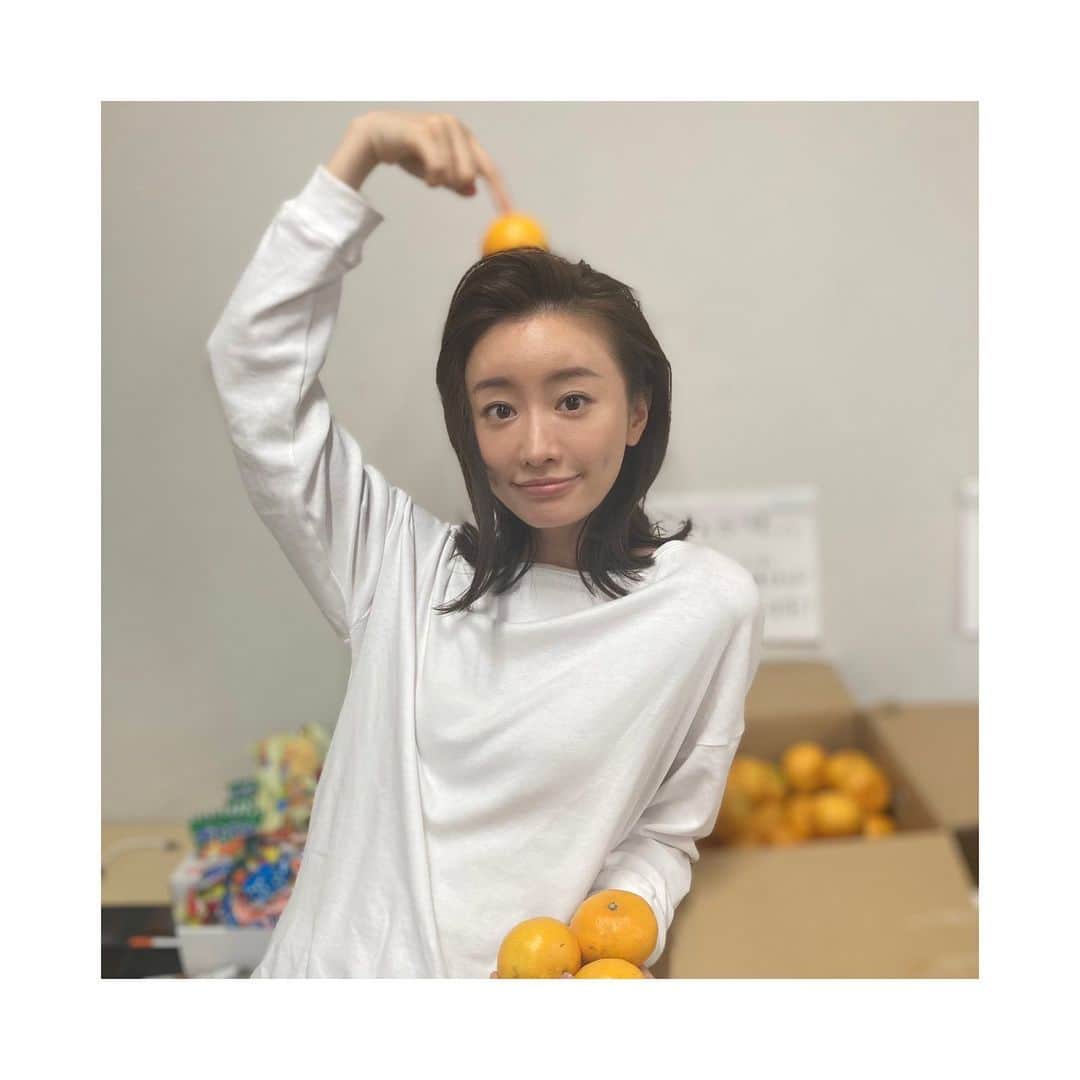 松本まりかのインスタグラム：「冬は蜜柑の差入れ、し.が.ち♡ いよいよ今夜放送ダ🍊  すーごい面白いドラマになってると思います🥳ぜひ！  #日英共同企画 #名探偵ステイホームズ @stayhomes_ntv  #2週連続放送 #前編4/3 22時半 #後編4/10 22時半  @un3d_official #bonee @un_tokyo #kashikeybrowndiamond」