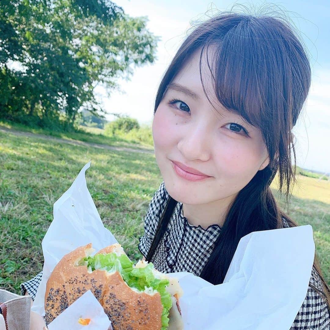 原つむぎさんのインスタグラム写真 - (原つむぎInstagram)「いつの日かのハンバーガーと私 あったかくなったらまたピクニックしたいな〜💭」4月3日 21時44分 - haratsumugi