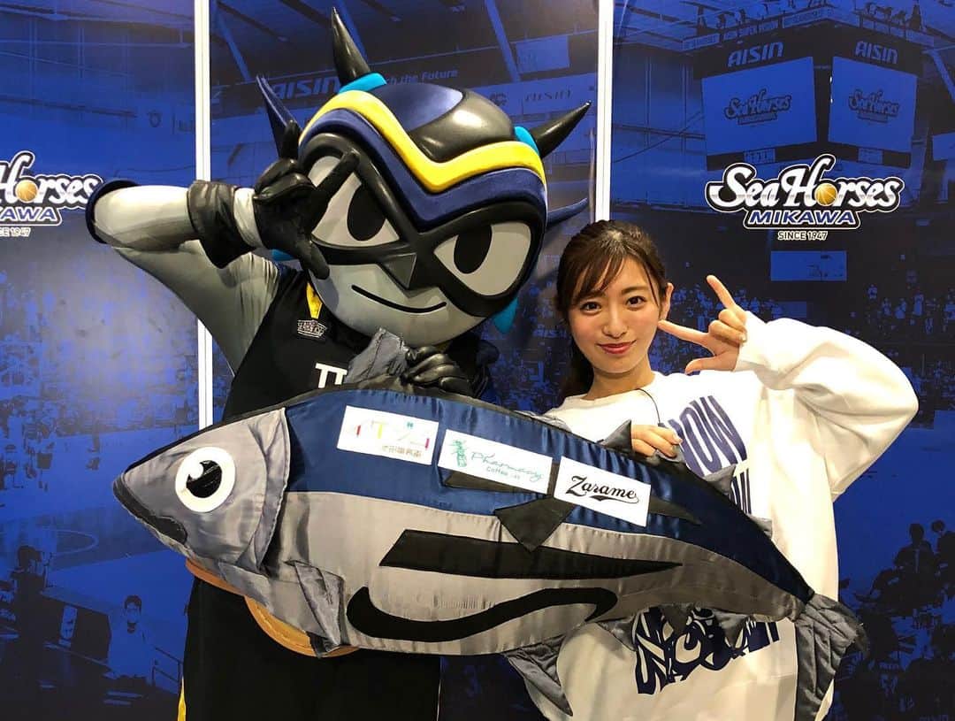 白戸ゆめのさんのインスタグラム写真 - (白戸ゆめのInstagram)「🐟 . タツヲと念願のご対面…🤩 差し入れくれたり もろもろ尽くしてくれてありがとう🎶 . 試合のリポート、 タツヲとの絡みなどは 13日に放送予定です☺️💙 . #熱血バスケ #明日も見てね #シーホース三河 #バスケ #bリーグ #b1 #刈谷 #愛知 #地域盛り上げ隊  #バスケ女子 #バスケ観戦 #まる顔族 #まる顔  #スウェットコーデ #タツヲ #タツヲポーズ #🤟」4月3日 21時47分 - yumeno.s_
