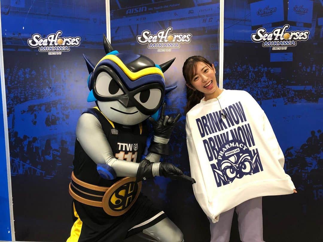 白戸ゆめのさんのインスタグラム写真 - (白戸ゆめのInstagram)「🐟 . タツヲと念願のご対面…🤩 差し入れくれたり もろもろ尽くしてくれてありがとう🎶 . 試合のリポート、 タツヲとの絡みなどは 13日に放送予定です☺️💙 . #熱血バスケ #明日も見てね #シーホース三河 #バスケ #bリーグ #b1 #刈谷 #愛知 #地域盛り上げ隊  #バスケ女子 #バスケ観戦 #まる顔族 #まる顔  #スウェットコーデ #タツヲ #タツヲポーズ #🤟」4月3日 21時47分 - yumeno.s_