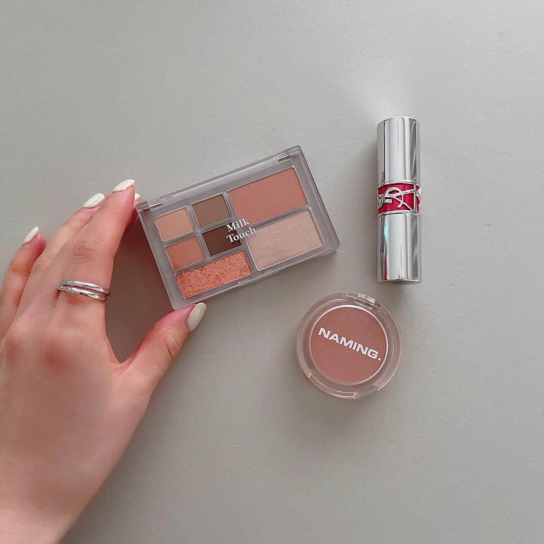 ひよんのインスタグラム：「👸💓  前に使ったコスメ💄✨ やっぱりイエベに合う色を選びがち🙃😳  ●アイシャドウ @milktouch_japan #bmpマルチパレットミニ 03 ●チーク @naming.cosmetic #フラッフィーパウダーブラッシュ HOLD ●リップ @yslbeauty #ルージュボリュプテキャンディグレーズ 07  #ひよん #ひよんメイク #コスメ #メイク」