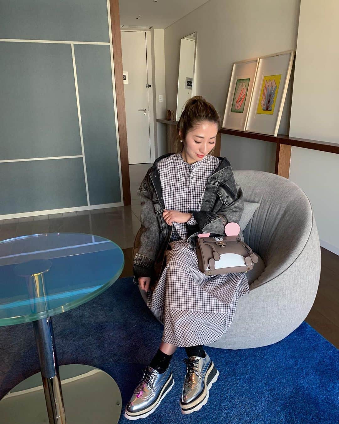 のインスタグラム：「・ 初めてWhotelに宿泊☺️ 立地が最高だすね✨ ・ ワンピース @bow.a_official  デニムジャケット @balenciaga  バッグ @comy.jamy  シューズ @m_akiron × @donobanweb  ・ #whotel #wosaka #whotelosaka #whotels #osaka #staycation #hotel #wホテル大阪 #ホテル #大阪#心斎橋 #コーディネート #153cmコーデ #ママコーデ #春休み#シンプルコーデ #ワンピース#balenciaga」