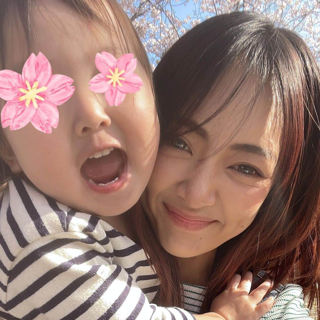 みかんさんのインスタグラム写真 - (みかんInstagram)「いかれ女野郎達😂😂😂 お花見会🌸 連投失礼しやす🙏 石手川の桜綺麗すぎた🌸 やっぱ愛媛最高やん👍 皆んなはお花見しましたか？ オススメな場所あったらいつかいってみたいので教えて🍊 #仲良し #かなこ #大ちゃん #お花見 #石手川」4月3日 22時01分 - mikan02241984