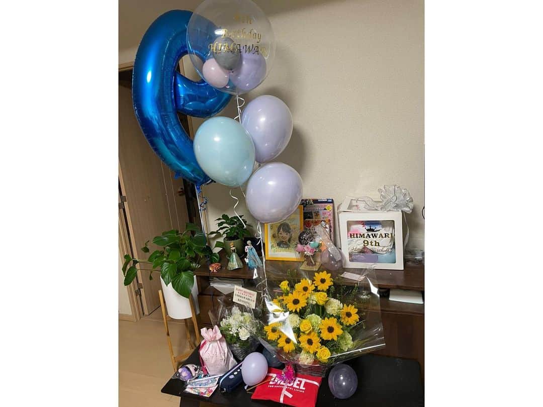 安藤美姫のインスタグラム：「🌸April.03.2022🌸  Happy 9th Birthday to my sweetheart🌸🌻💕 I love to say “Thank you” to be my daughter and I am really lucky to be your mom♥️ I love you so much my love🌻💕♥️ I always wish your Happiness and I will try my best to make your Big Smile in your life🕊🍀🌻💕  🌸🌻2022/04/03🌻🌸  今日は娘の9歳のバースデーでした！ 今日はお友達と ①いちご狩り🍓 ②トゥクトゥク🛺 ③ランチバースデーパーティ🎉🎁🎂 ④水族館🐠🦭 に行きました☺️🍀  成長は早いものでもぅ9歳かぁ…としみじみ😌☺️ 成長と共に女の子だからなのか(性格だと思うけど)おませちゃんで最近は口も達者になってきて 着る服にはかなり自分のポリシーがあるのか結構親子喧嘩に笑笑😂 それも成長ですね🤔🥸  でも　やっぱりまだまだ9歳の甘えんぼさんなところもあって可愛い娘です😌☺️🕊🍀🌻💕♥️  これからまだまだ沢山の人と出会って 沢山の経験をして、学んで成長していく娘を自分なりに精一杯サポートしながら仲良く過ごしていきたいと思います😌🤍♥️  大好きな娘へ  お誕生日おめでとう🌻🍀💕 そして　生まれてきてくれて  “ありがとう🕊🌻”  #お誕生日 #バースデー #9歳 #娘 #安藤美姫 #mikiando」