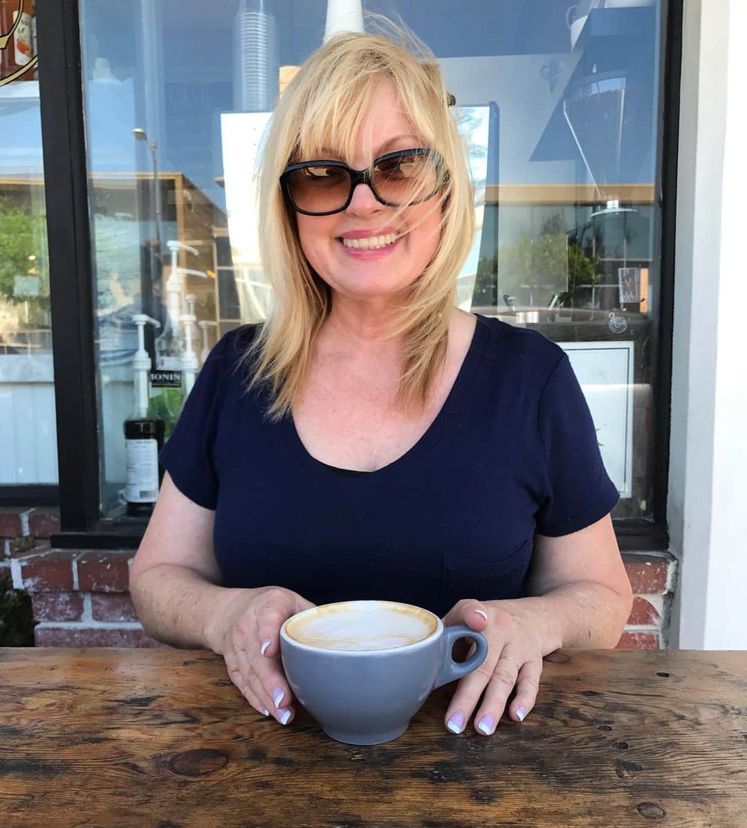 アシュレー・ジョンソンのインスタグラム：「Happiest of Birthdays, Momma Bear! I love you to the moon and back, you wonderful woman! ❤️💜」