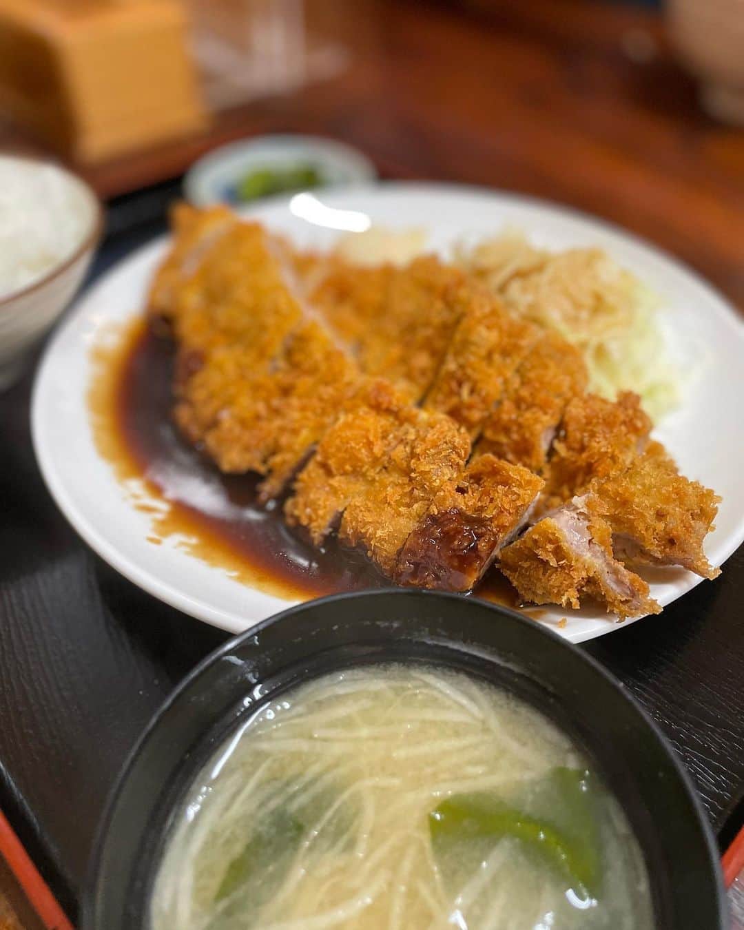 春名亜美さんのインスタグラム写真 - (春名亜美Instagram)「明石食堂のソーキそば。 ソーキそばが大好きで沖縄や石垣島で色々食べたけど、私的にここのソーキの味が一番好きかも。 スープも美味しかった😋  ここのトンカツは男の人のゾウリくらいありました😂 ・ ・ ・ #明石食堂 #明石食堂のソーキそば  #石垣島 #沖縄旅行 #石垣島旅行 #石垣 #家族旅行 #familytrip #ll_石垣島 #子連れ旅行 #子連れ石垣島 #ソーキそば #石垣島グルメ #石垣島ソーキそば」4月3日 14時30分 - amiharunaami