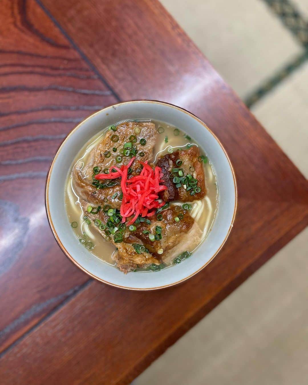 春名亜美さんのインスタグラム写真 - (春名亜美Instagram)「明石食堂のソーキそば。 ソーキそばが大好きで沖縄や石垣島で色々食べたけど、私的にここのソーキの味が一番好きかも。 スープも美味しかった😋  ここのトンカツは男の人のゾウリくらいありました😂 ・ ・ ・ #明石食堂 #明石食堂のソーキそば  #石垣島 #沖縄旅行 #石垣島旅行 #石垣 #家族旅行 #familytrip #ll_石垣島 #子連れ旅行 #子連れ石垣島 #ソーキそば #石垣島グルメ #石垣島ソーキそば」4月3日 14時30分 - amiharunaami