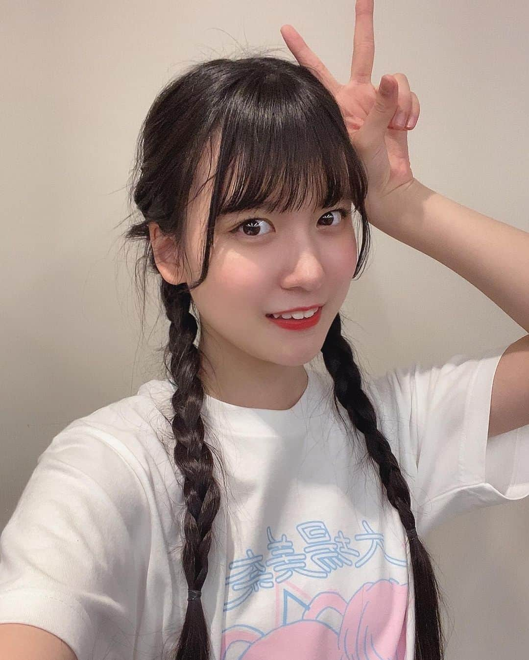 林美澪さんのインスタグラム写真 - (林美澪Instagram)「初投稿🌟   SKE48 TeamE 林美澪です！！  よろしくお願いします〜☺️💗  みなるんさんの卒コン、本当に本当に楽しかったです！  みなるんさんとの最後のコンサートで、たくさん思い出を作ることが出来て幸せでした🥺  約2年5ヶ月という短い期間でしたが、一緒に活動することが出来た時間は宝物です✨✨  卒業された後も、たくさんお話できますように😘  ずっとずっと大好きです😭❤  1日目はみなるんさんとツーショット撮れなかった😭残念…  #大場美奈卒業コンサート #パシフィコ横浜 #1日目 #初日 #ありがとう #感謝 #衣装 #ske48 #林美澪 #アイドル #jc #jc2 #13歳  #初投稿」4月3日 15時03分 - mirei.0310