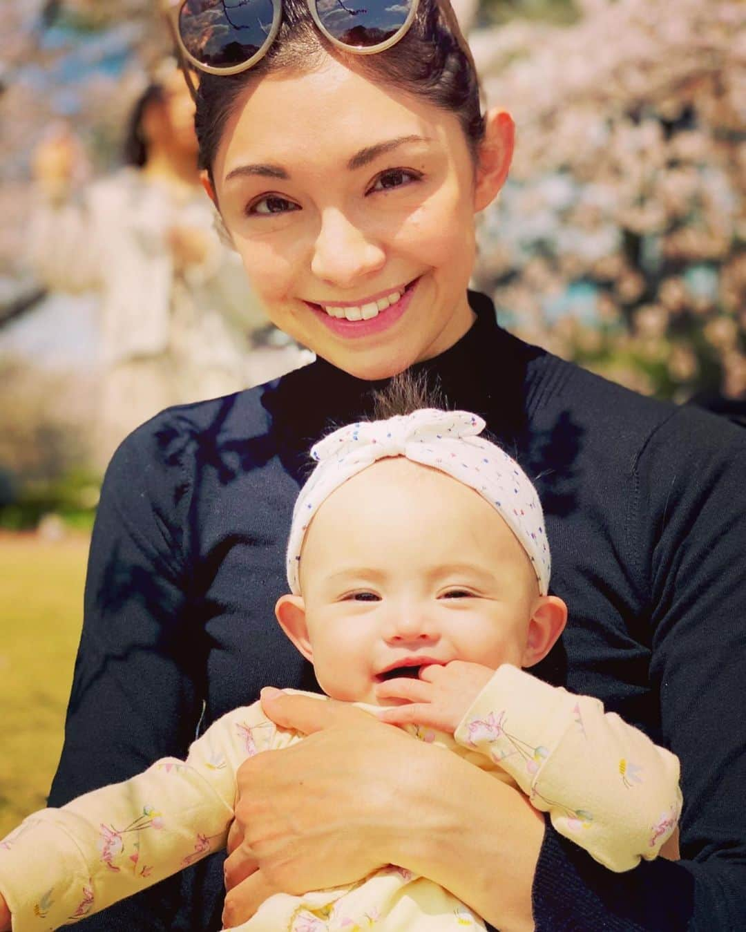 横山エリカさんのインスタグラム写真 - (横山エリカInstagram)「Baby's first Hanami🌸 🌸 🌸 初めてのお花見はゴロゴロ楽しそうにしてました☺️🌸 🌸  #お花見 #桜 #初めてのお花見 #生後6ヶ月 #生後6ヶ月女の子 #赤ちゃん #育児 #赤ちゃんのいる生活 #子育て #9月14日生まれ #9月生まれ #9月生まれベビー #女の子ベビー #女の子ママ #令和3年ベビー #6monthsold #6montholdbaby #cherryblossoms #hanami」4月3日 15時11分 - erika0630