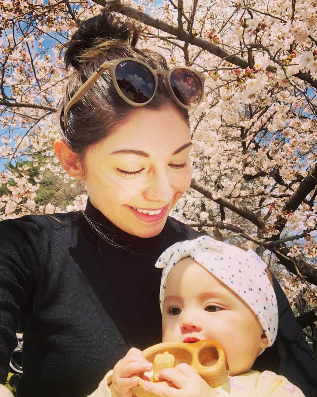 横山エリカのインスタグラム：「Baby's first Hanami🌸 🌸 🌸 初めてのお花見はゴロゴロ楽しそうにしてました☺️🌸 🌸  #お花見 #桜 #初めてのお花見 #生後6ヶ月 #生後6ヶ月女の子 #赤ちゃん #育児 #赤ちゃんのいる生活 #子育て #9月14日生まれ #9月生まれ #9月生まれベビー #女の子ベビー #女の子ママ #令和3年ベビー #6monthsold #6montholdbaby #cherryblossoms #hanami」