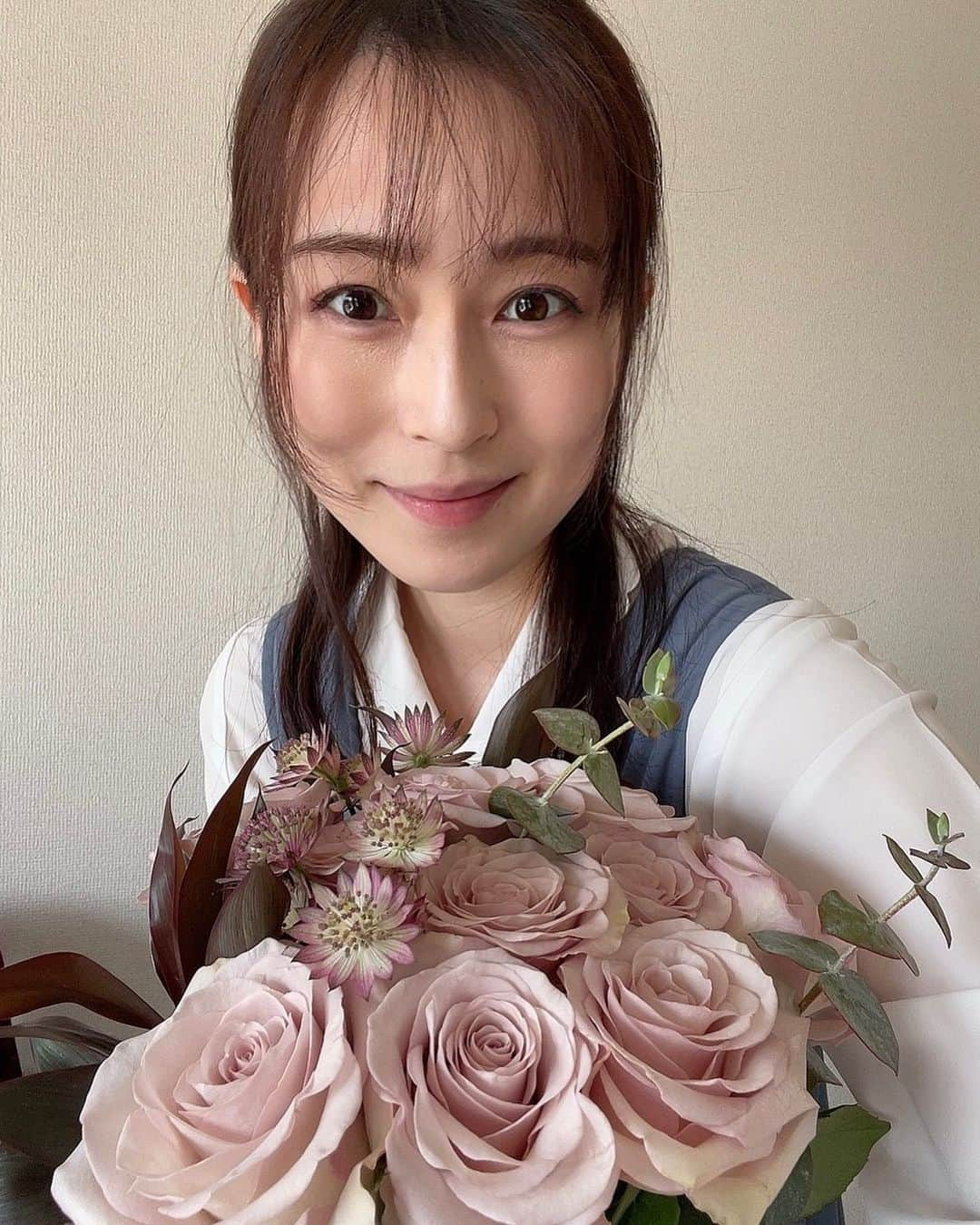 薄井しお里さんのインスタグラム写真 - (薄井しお里Instagram)「友人がくれたお花が2週間以上綺麗に咲いててくれました♡ お部屋に生花があるとなんだか空気もしゃんとする気がするのと、命を感じてわたしの心もウキウキします。友人の優しさを感じてとても心あたたかくすごしました♡  🥨🥨🥨🥨🥨🥨  さて、大阪杯。早めに振り返りましょう。 うん。エフフォーリアどうしたのー😵‍💫今回固いだろうなぁなんて思ってましたが、スタートして、飲まれたほどではないけど、馬群の中でもがいていたのが印象的。前に出る感じもあったんだけど、仕掛けるには少し前に多くいすぎたのかなあ。最後の追い上げを見るとまだまだ余力はあったので、もう一度走ったらそりゃちょっとわかんないねって感じだったね。 ただ、ポタジェはすごかった！！ じりじりと前に行きつつも最後ぐーんとのびましたね。ポタジェも好きな馬の1頭なので、今回回目に入れてなかったことを後悔、、最近負けてる分、視野が狭いきがするなわたし。 今週の悔しさを来週に活かしましょう🥺💦 ちょっと悔しい気持ちがつづく春だなぁ。 #競馬　#UMAJO #競馬女子 #馬トク　#なんでだろ」4月3日 15時55分 - shiori.uuu