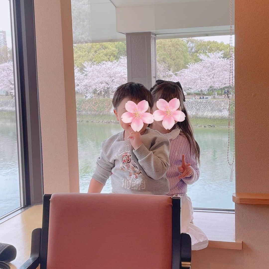 堀江直美さんのインスタグラム写真 - (堀江直美Instagram)「乾杯🌸  今年も @pourvousmina 親子とかき船でお花見💕  楽しく美味しく幸せな時間✨  桜吹雪もとても綺麗でした🌸🌸🌸  #かき船かなわ#かなわ#広島グルメ#広島#hiroshima#子連れランチ#牡蠣料理#hntabalong#ママライフ#子育て#広島ランチ#広島旅行#広島ママ##広島和食#hntabelog」4月3日 15時59分 - naomiiiiiiiiiiii