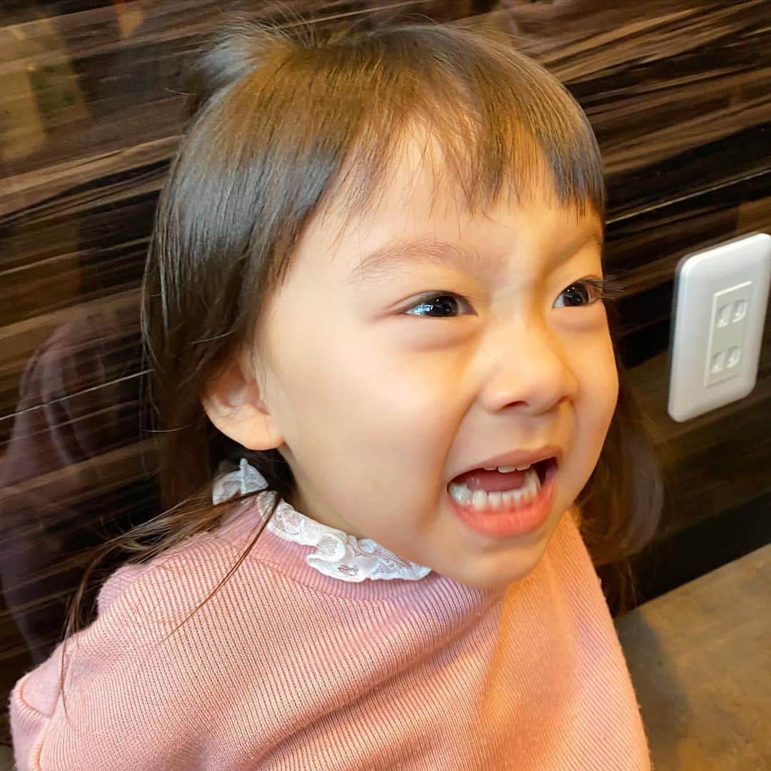 ゆうひなたのインスタグラム：「. . . 写真フォルダ見返してて 思わず爆笑してしまった1枚。笑. . . どんな顔やねん!🤣. . . なにがあったリアクションなのか 気になる、、、笑」