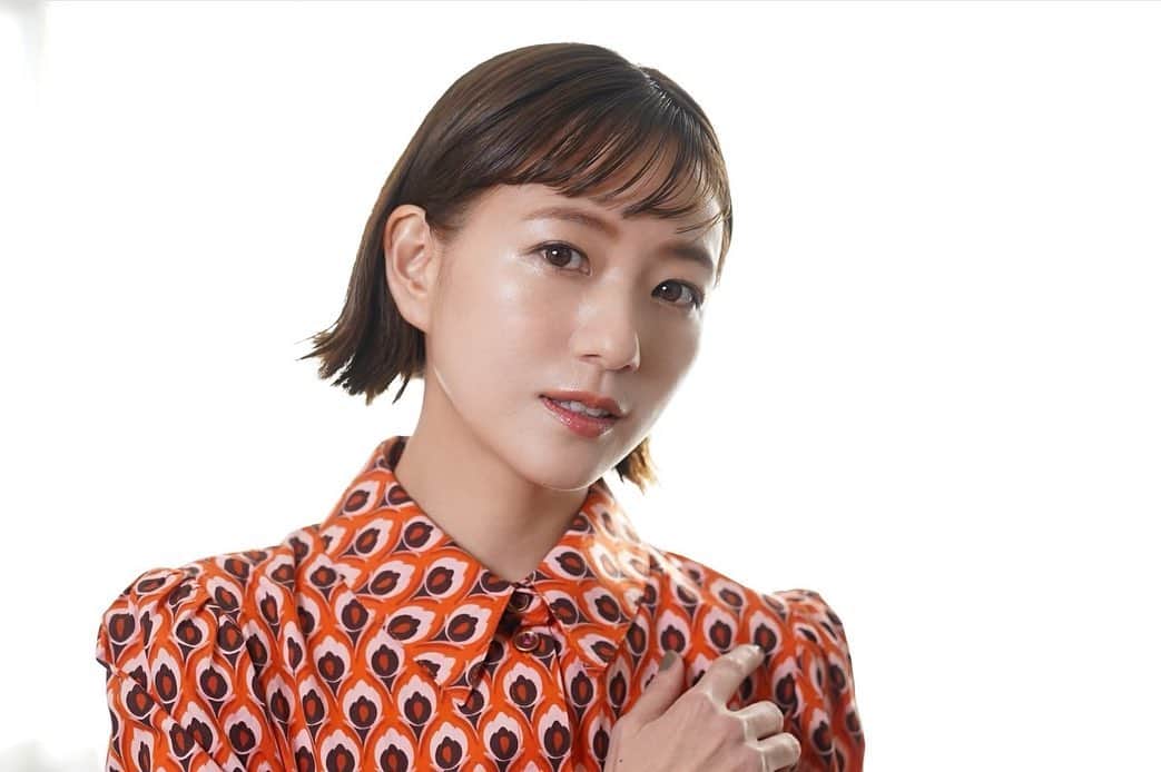 伊藤千晃のインスタグラム：「『アスタリフト D-UVクリア ホワイトソリューション』を使ってみました😊  感想はねぇ、オトナにぴったりのUV化粧下地だなって思いました！！  年齢によってもちろん肌も変わるから、 自分に合う下地も変わってくると思うんだけど、 これは白浮きしにくくて、顔と首の境目が目立たないし、メイクアップ効果によって自然とお肌をトーンアップしてくれる感じでした！  時間が経っても崩れないのもGOOD👍  紫外線はもちろん、花粉やチリなどの汚れ微粒子からもお肌を守ってくれるよ😉  @astalift_japan  #PR #アスタリフト #大人のトーンアップUV下地」