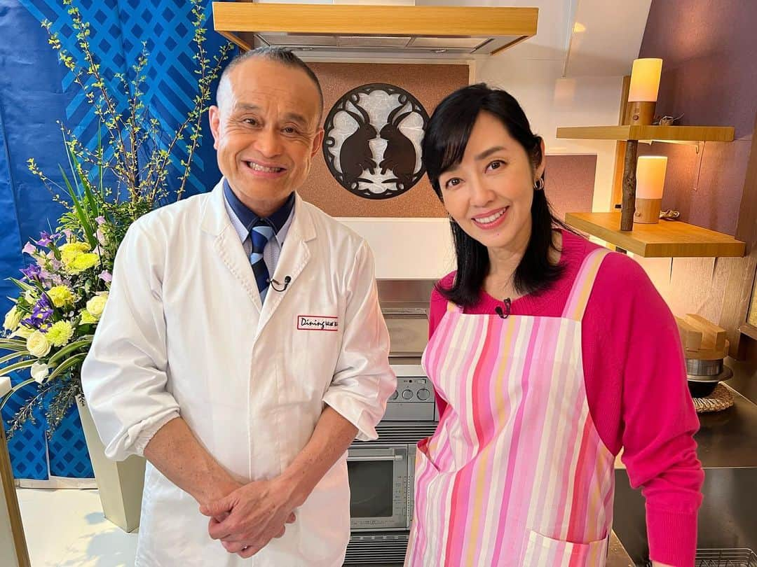 早見優さんのインスタグラム写真 - (早見優Instagram)「Check out my YouTube for a short fun insight into Chef Saito’s private kitchen! 斎藤先生はお家で何を作ってるの？ 早見優YouTubeチャンネルチェックしてみてね🎶  #yuhayamiyoutube  #早見優YouTube #nhkworld  #斎藤辰夫 先生 #料理  #おうちご飯  #dwc」4月3日 16時33分 - yuyuhayami