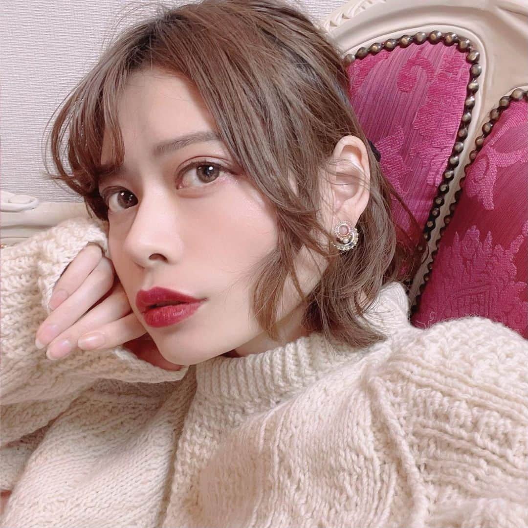 廣澤衣里のインスタグラム：「❤︎ * ⁡ 𝐖𝐡𝐢𝐭𝐞 𝐃𝐚𝐲...💋🌹 ⁡ 遅くなりましたが、 今年の彼からの#whiteday はこちら。 ⁡ ピンク率高めに作ってもらった @shingo.matsushita さんの 鍵編みピアスが可愛いすぎる… "Kawaii"を集めた部屋の一角の ヌンティースタンドに 洗練された造形美を添えて。 ⁡*  @sadaharuaoki_official さん 直筆サイン入りミニケーキたち。 チョコがあまり好きじゃない私に いつも可愛いくないチョコをくれるけど 今回は可愛いケーキにしてくれたので 美味しく最後までいただきました🍴 ごちそうさんでした。 *  *  *」