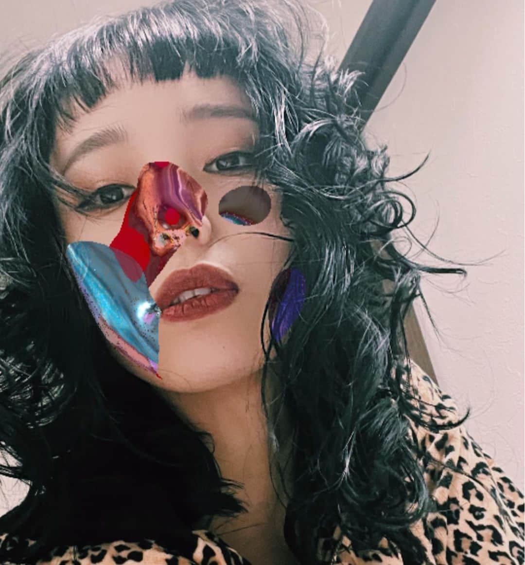 TsurutaHitomiのインスタグラム：「2年ぶりの前髪おかえり☺️ #blackhair #ネイルもかえた #エアブラシほしい」
