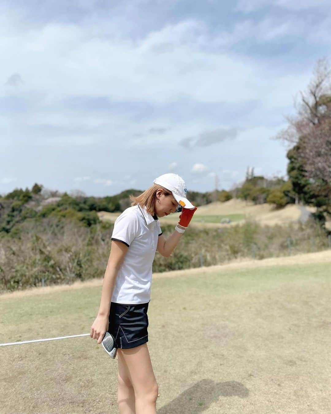 平野杏梨さんのインスタグラム写真 - (平野杏梨Instagram)「こないだのゴルフ、午前中はあっつくて半袖でも汗かくくらいだったけど後半はトレーナー着ても震えるくらい寒くてメンタルまで情緒不安定なった😂😂w  やっぱりゴルフ上手くなるにはコース回らないとだなああと改めて実感しすぎた日でした😂車ないから都内からゴルフ行きづらいんだよなあああ🥹車ほしい！w  tops @pumagolf  pants @junandrope   ⛳️👕💘  . . #ゴルフ #ゴルフ女子 #ゴルフウェアレディース  #ゴルフコーデ #ゴルフファッション」4月3日 17時10分 - anri_hirano