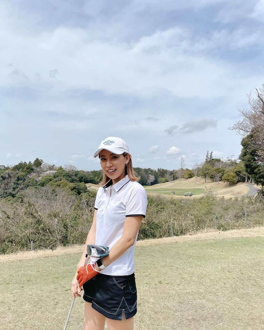 平野杏梨さんのインスタグラム写真 - (平野杏梨Instagram)「こないだのゴルフ、午前中はあっつくて半袖でも汗かくくらいだったけど後半はトレーナー着ても震えるくらい寒くてメンタルまで情緒不安定なった😂😂w  やっぱりゴルフ上手くなるにはコース回らないとだなああと改めて実感しすぎた日でした😂車ないから都内からゴルフ行きづらいんだよなあああ🥹車ほしい！w  tops @pumagolf  pants @junandrope   ⛳️👕💘  . . #ゴルフ #ゴルフ女子 #ゴルフウェアレディース  #ゴルフコーデ #ゴルフファッション」4月3日 17時10分 - anri_hirano