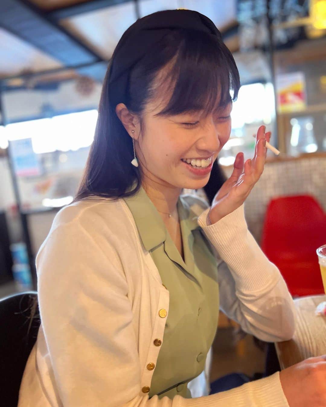 小田飛鳥さんのインスタグラム写真 - (小田飛鳥Instagram)「カッコつけようとすると、すぐ恥ずかしくなって笑ってしまう人🚭😂 #タバコじゃないよラムネだよ」4月3日 17時23分 - asuka_oda_0320