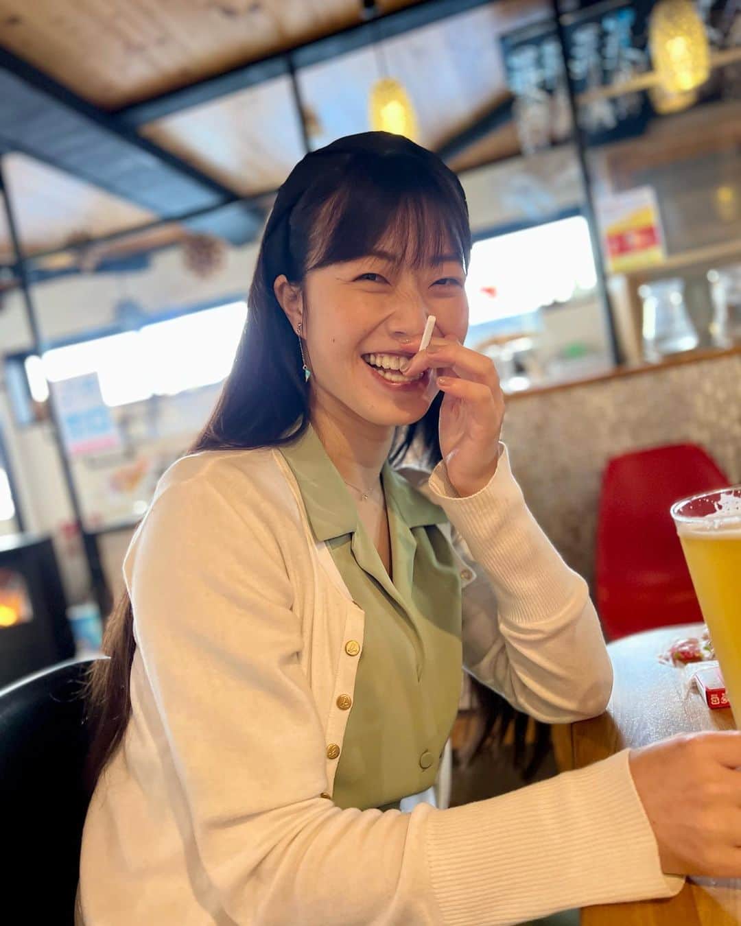 小田飛鳥さんのインスタグラム写真 - (小田飛鳥Instagram)「カッコつけようとすると、すぐ恥ずかしくなって笑ってしまう人🚭😂 #タバコじゃないよラムネだよ」4月3日 17時23分 - asuka_oda_0320