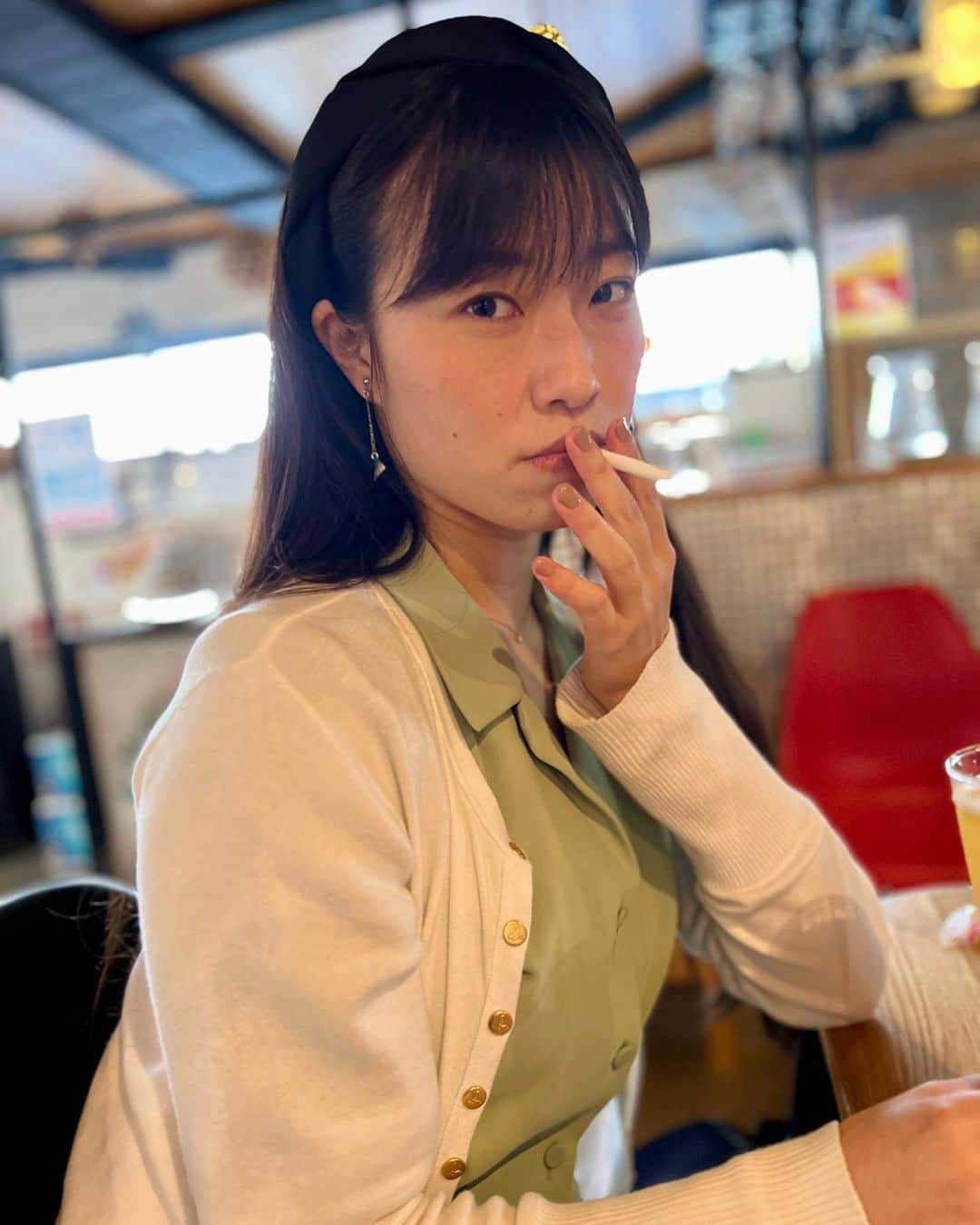 のインスタグラム：「カッコつけようとすると、すぐ恥ずかしくなって笑ってしまう人🚭😂 #タバコじゃないよラムネだよ」