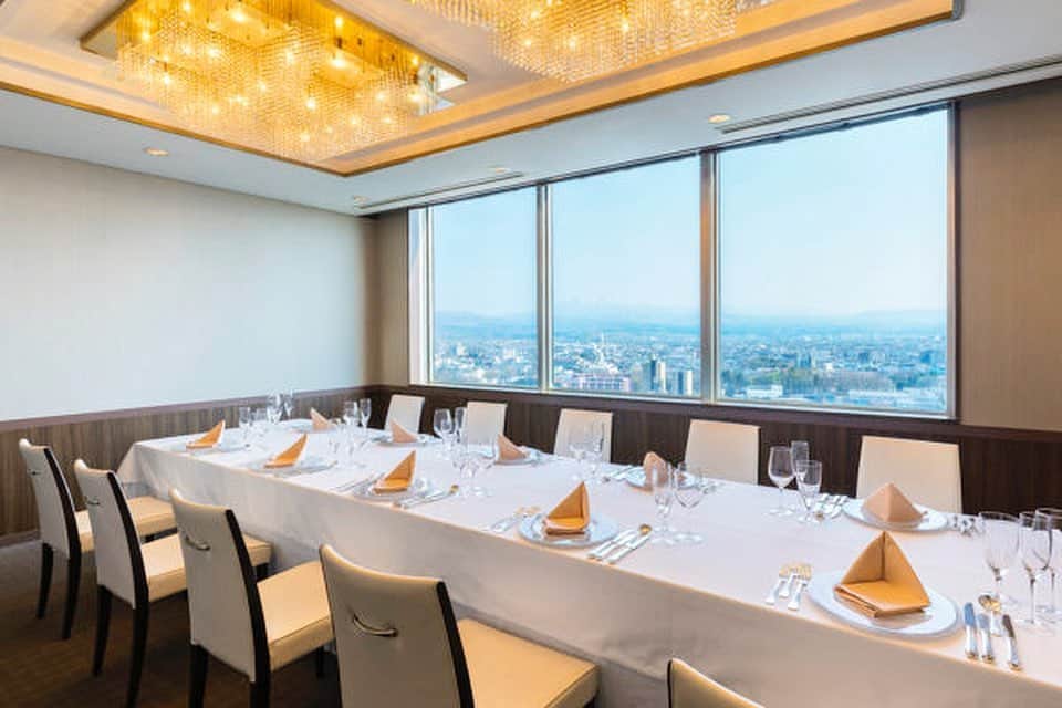 hotel_aomori_weddingのインスタグラム：「. ホテル青森最上階のプライベート空間。 青い空と美しい景色を眺めながら ご家族だけのウェディングパーティー✨」