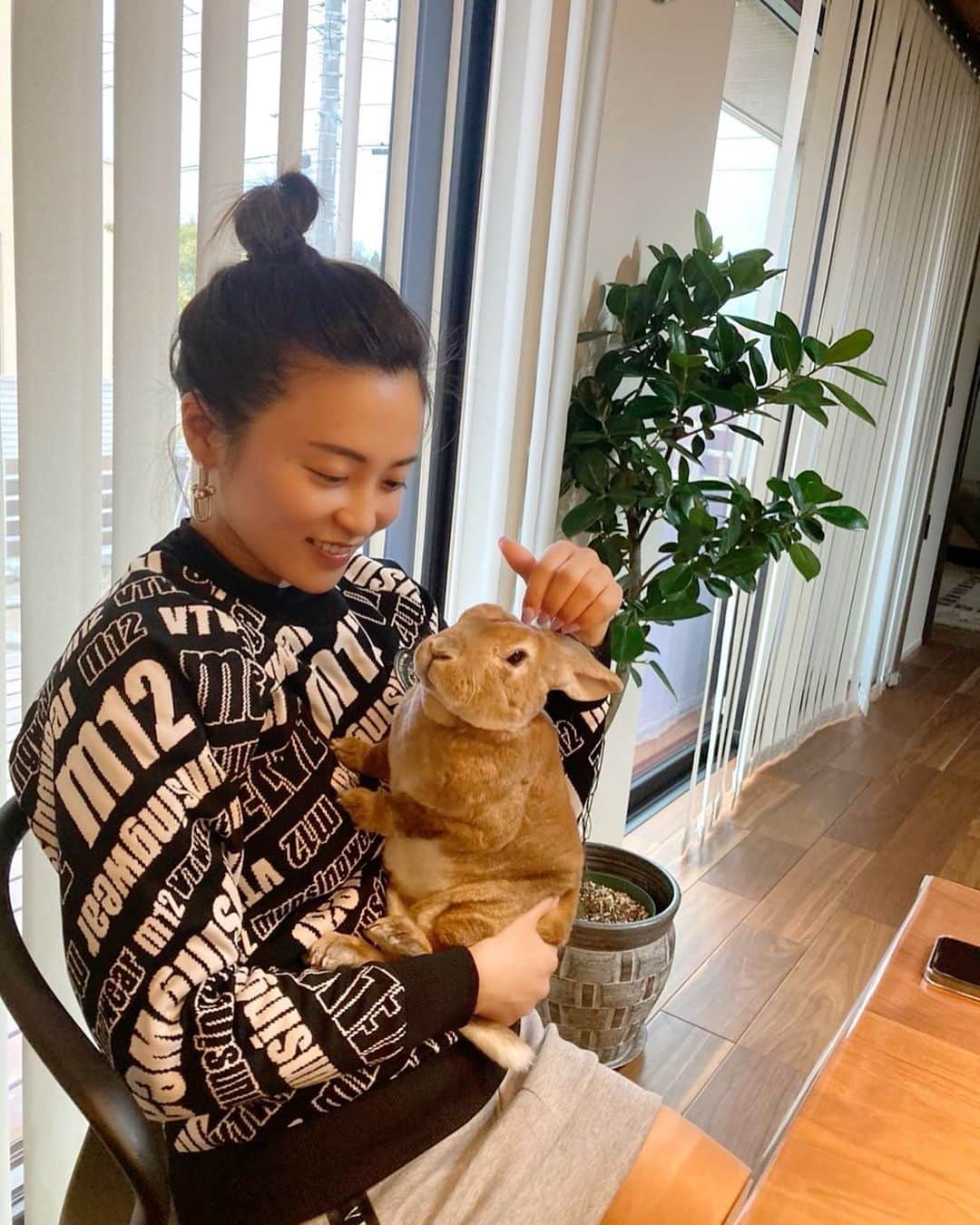 のインスタグラム：「🐰 ゴルフ後うさぎと癒しの時間。 最高の休日！！！ ゴルフ始めてみたら生まれ育った 千葉県がゴルフ天国で嬉しい🏌️‍♀️⛳️」
